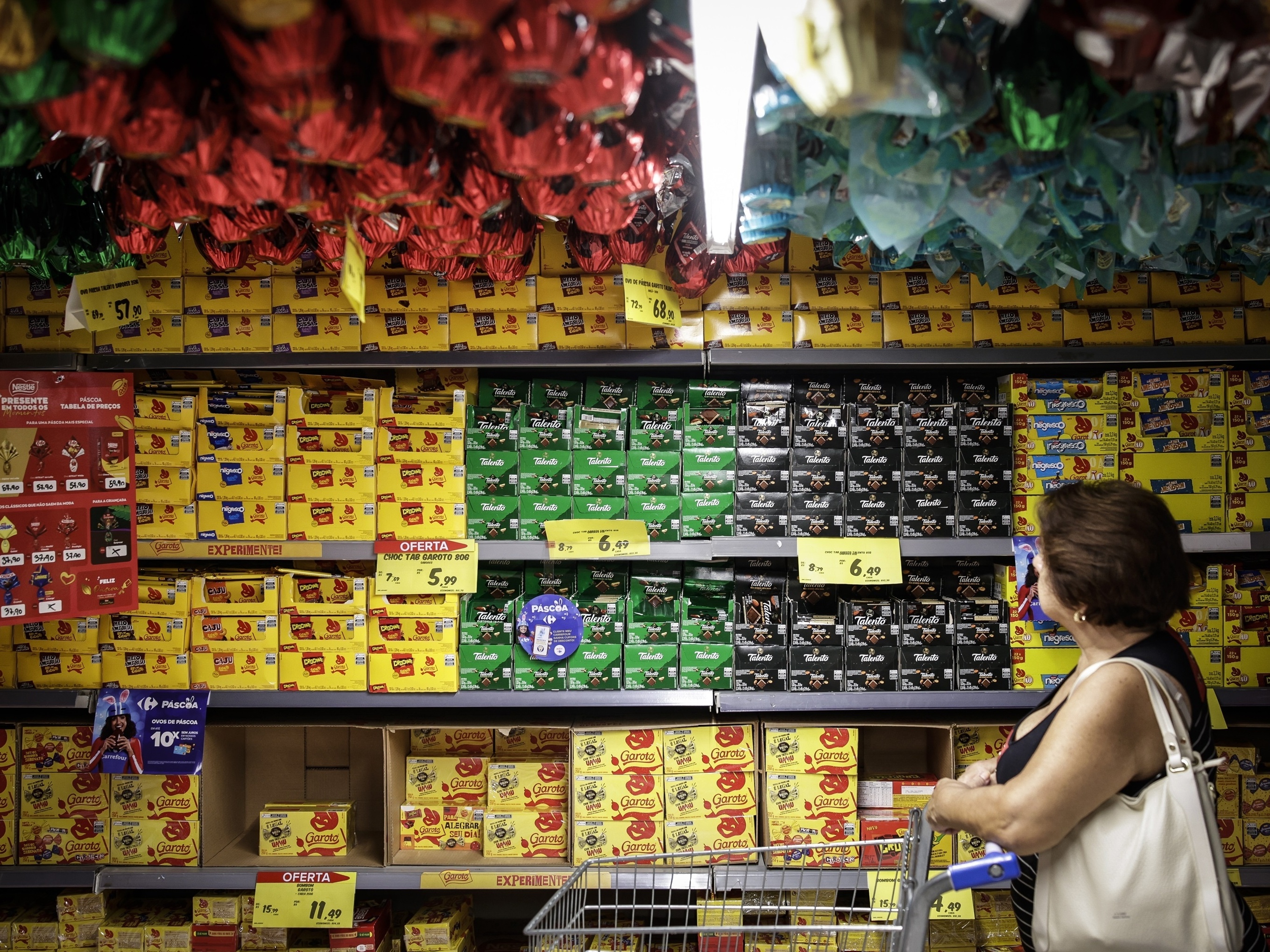 Preço do cacau desaba, mas chocolate chega 25% mais caro na Páscoa