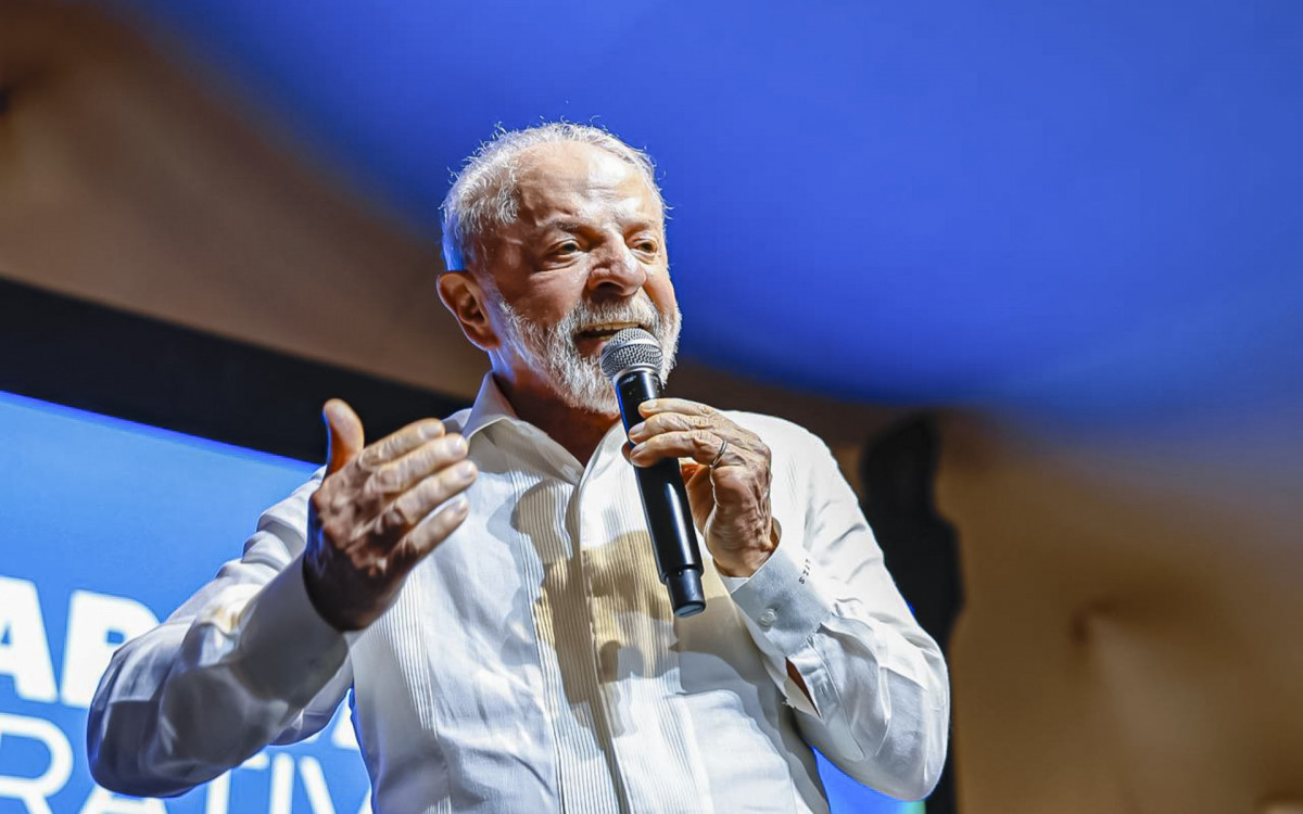 Lula reage após ser chamado de 'Opala velho' por Flávio Bolsonaro: 'Pai dele que está em desmanche'