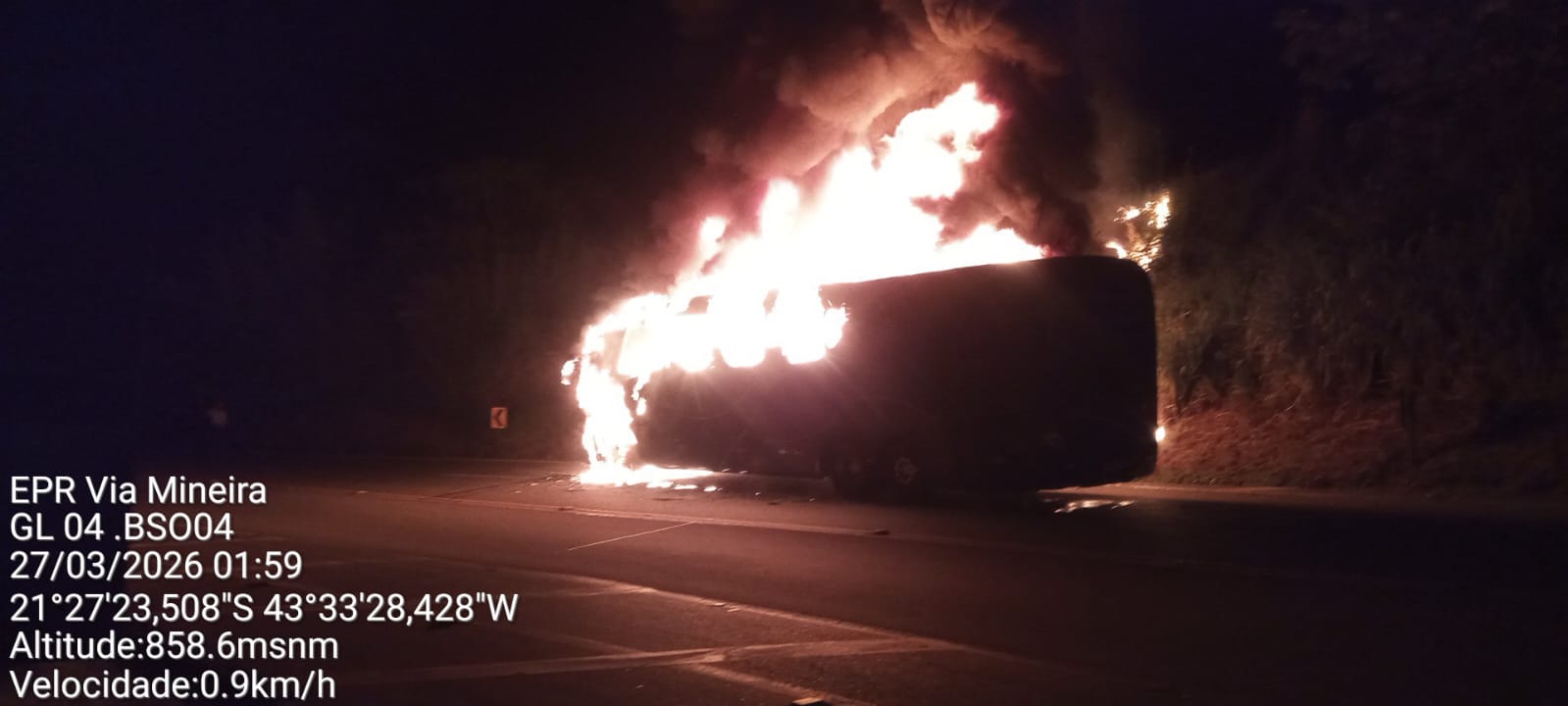 acidente provoca incêndio em ônibus com 24 pessoas