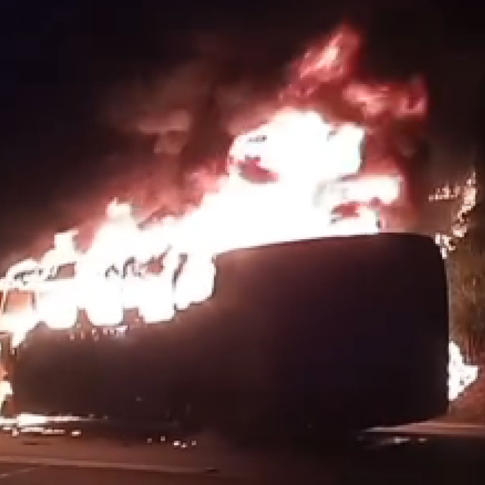 Vídeo: ônibus com 26 passageiros pega fogo em batida com moto na BR-040