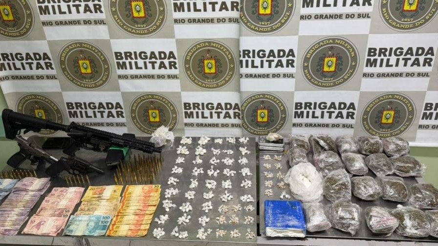 Brigada Militar prende dupla com fuzil, pistola, revólver e drogas em Cachoeirinha