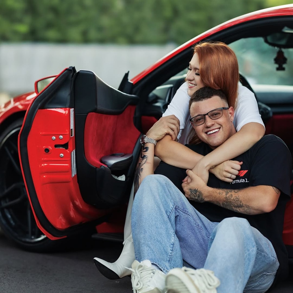 Morando em Miami, filha de Gugu parabeniza namorado com foto em Ferrari de R$ 2,5 milhões