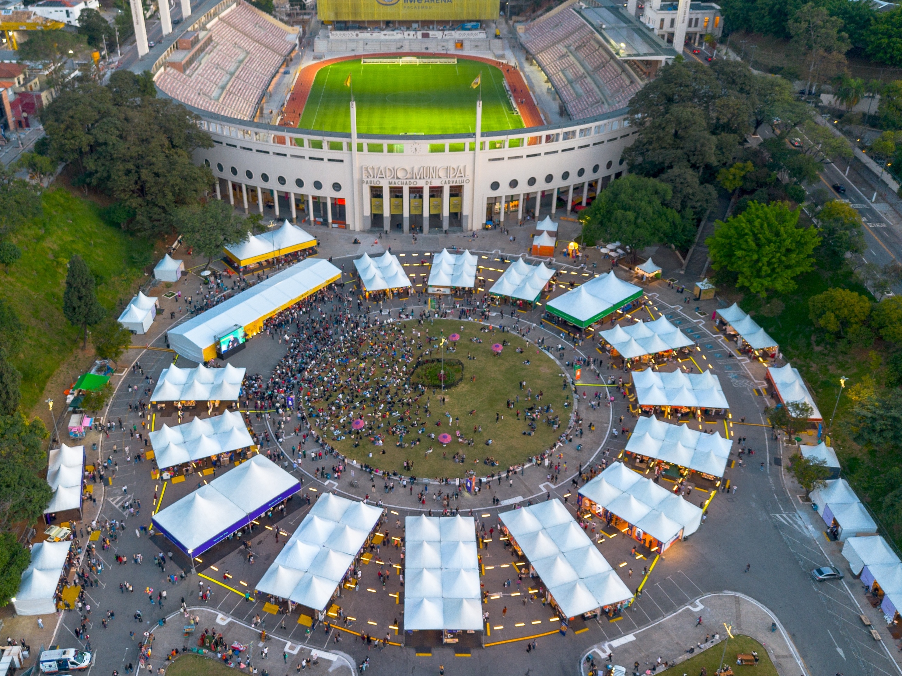 Feira do Livro 2026 reúne 250 autores, foco latino, biografias e thrillers