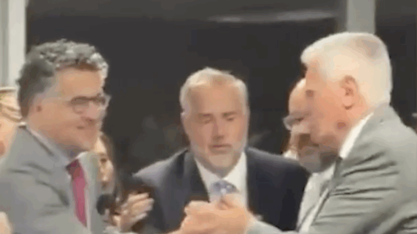 Deputados governistas celebram rejeição do relatório final da CPI do INSS no Congresso Nacional.