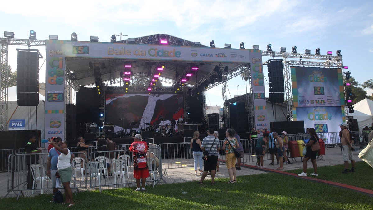 Com calor de 34oC, público chega cedo à Redenção para o tradicional Baile da Cidade