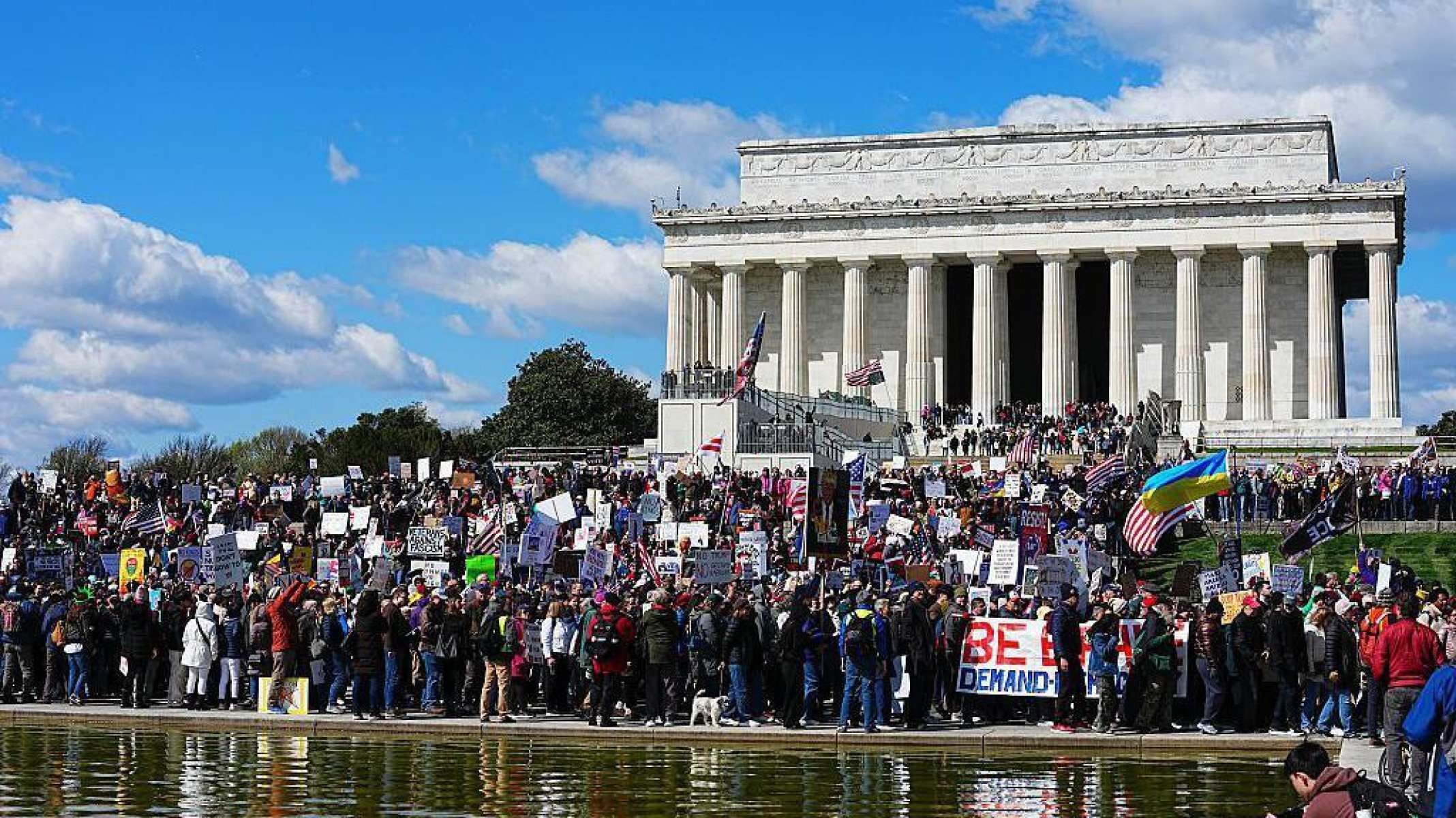 As imagens dos protestos contra Donald Trump que reúnem milhares nos EUA