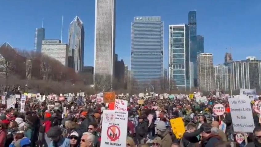 Protestos EUA: manifestantes contra Donald Trump em passeata tensa.