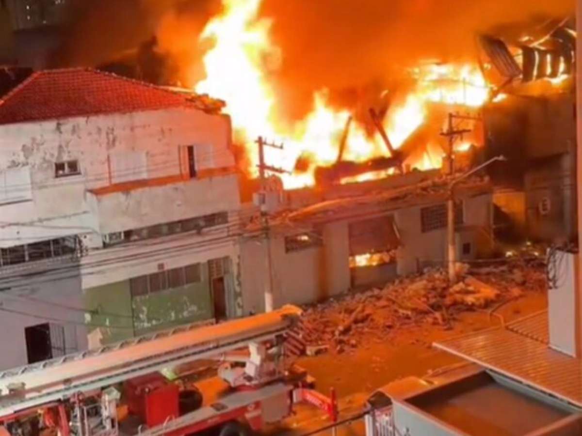 Incêndio atinge fábrica de mesas de sinuca no Brás, em São Paulo