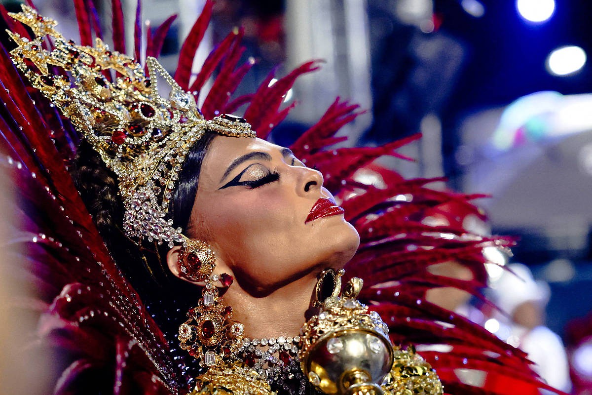 Juliana Paes se despede da Viradouro após 15 anos como rainha de bateria.