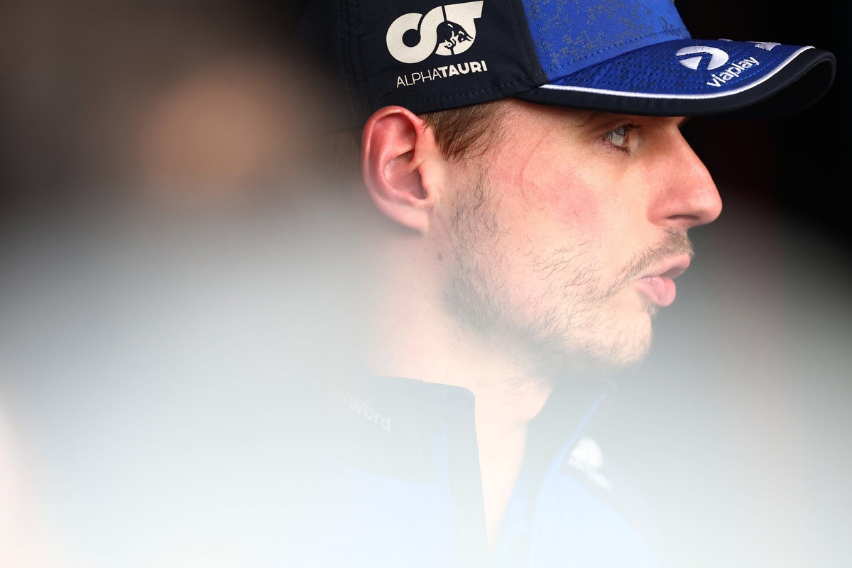 Piloto de F1 desanimado em pista, refletindo sobre futuro na categoria máxima do automobilismo.