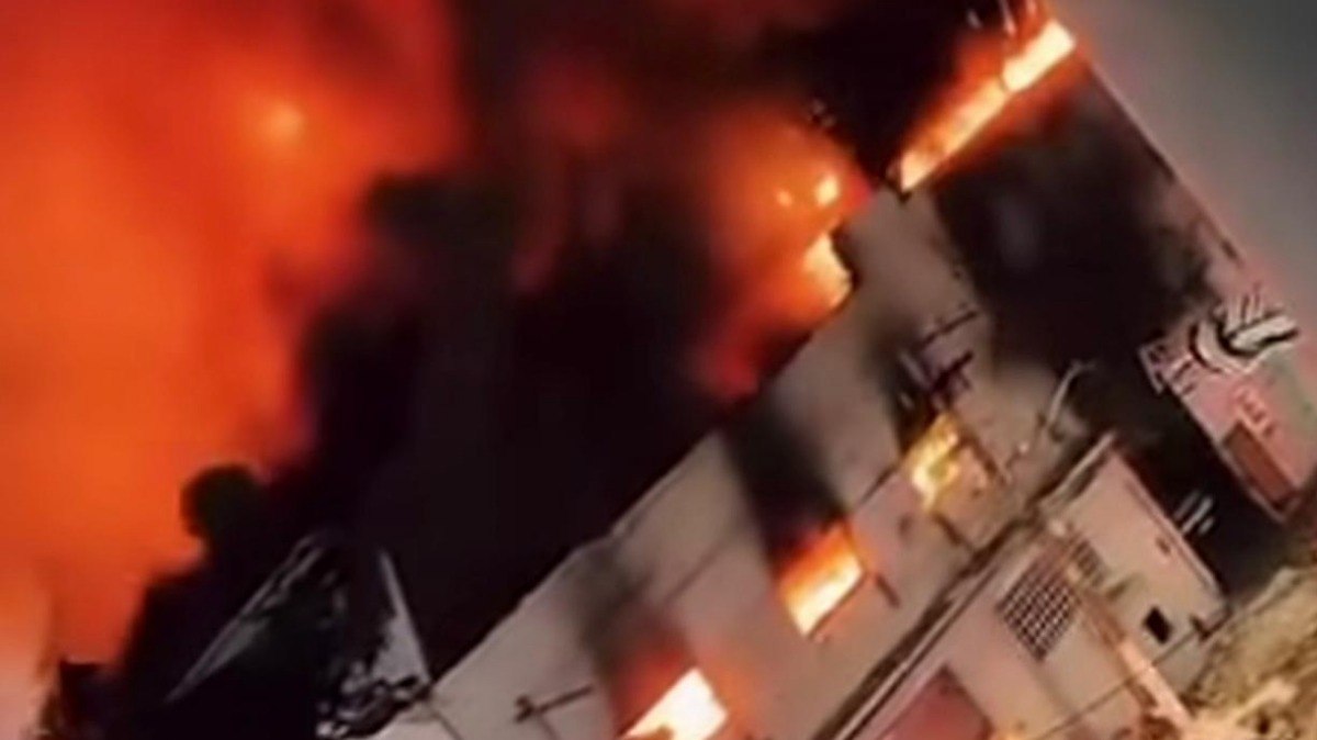 Incêndio de grandes proporções atinge fábrica no Brás, em SP