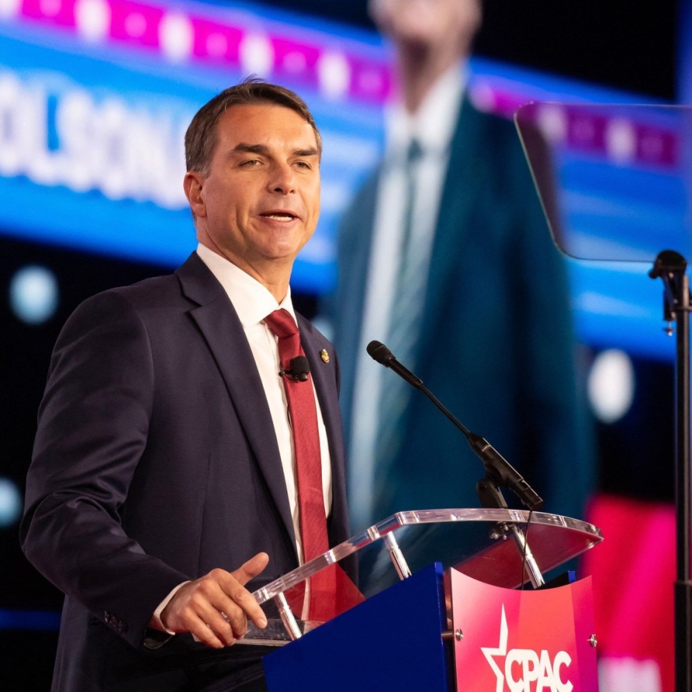 Flávio Bolsonaro: 'Brasil é solução para EUA ter minerais de terras raras'