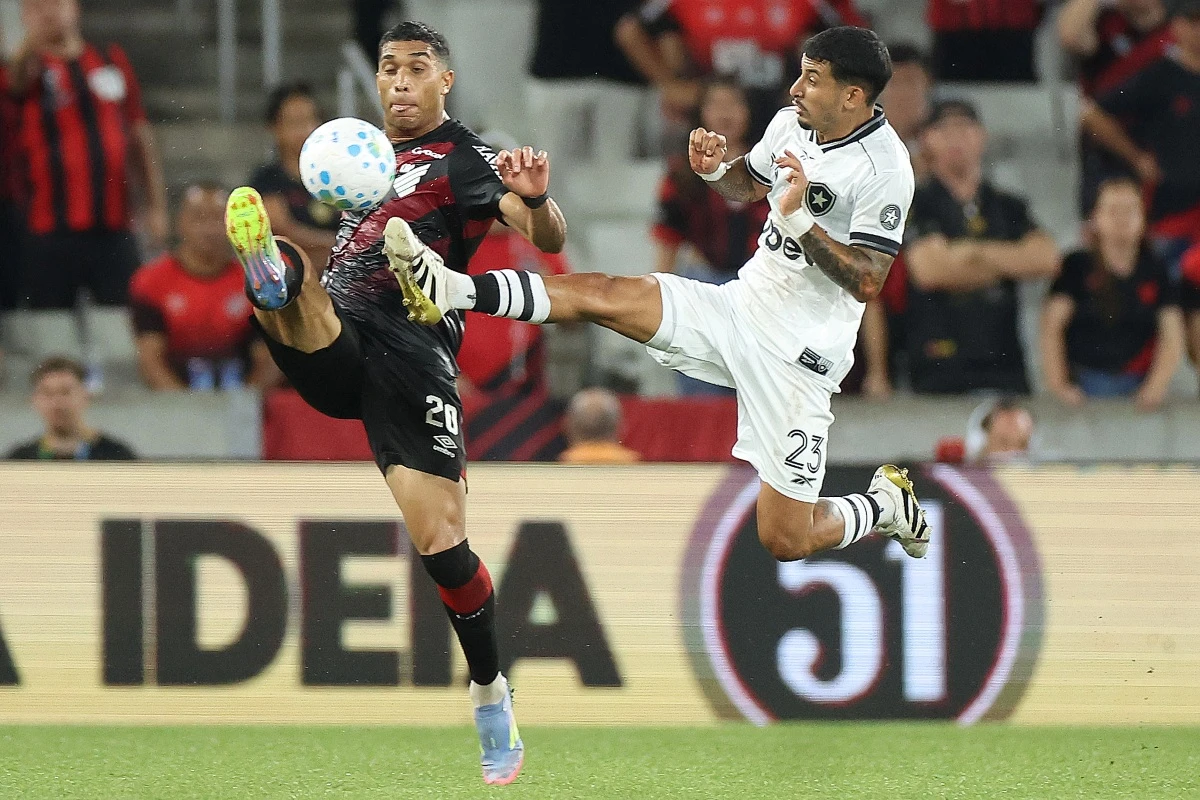 Athletico-PR goleia Botafogo e assume vice-liderança do Brasileirão