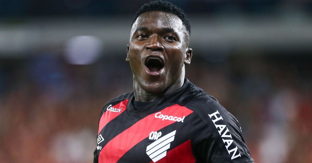 Athletico atropela Botafogo e dispara na briga pelo topo do Brasileirão