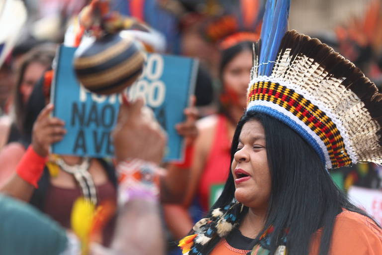 Sônia Guajajara deixa ministério para concorrer à reeleição como deputada federal