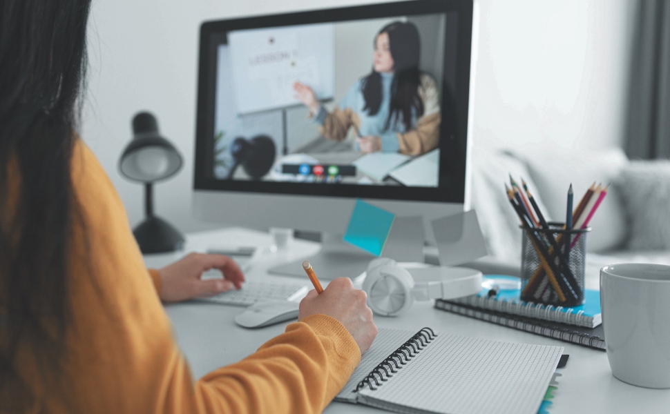 Quatro em cada 10 alunos de ensino a distância desistem da graduação