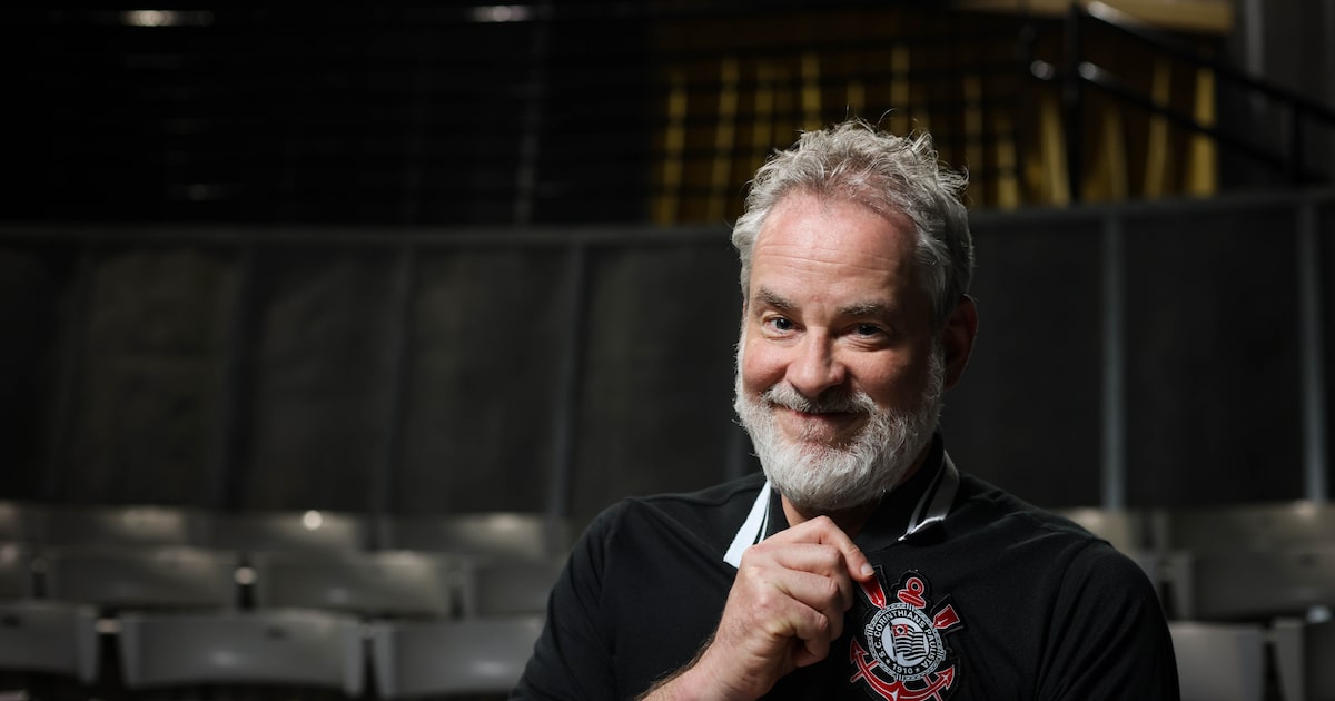 Dan Stulbach, torcedor corintiano, celebra o clube em foto artística e emocionante.