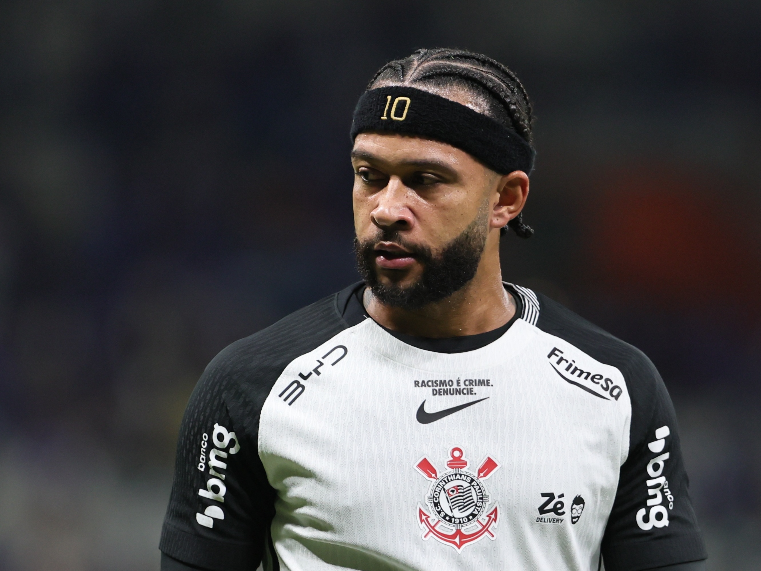 Memphis fará exame na Europa, mas Corinthians quer recuperação no Brasil