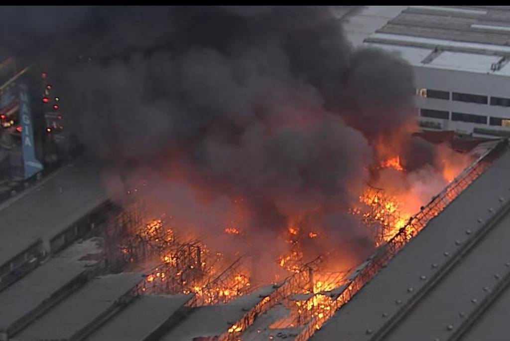 Incêndio de grandes proporções atinge distribuidora de tintas em Diadema (SP)