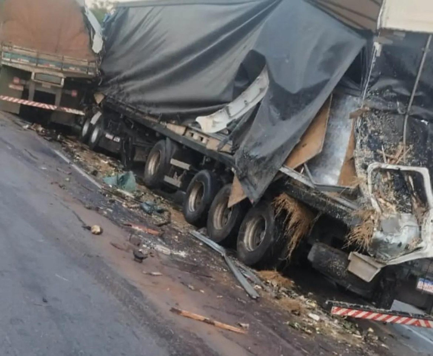 Colisão entre carretas deixa um morto e interdita a BR-040