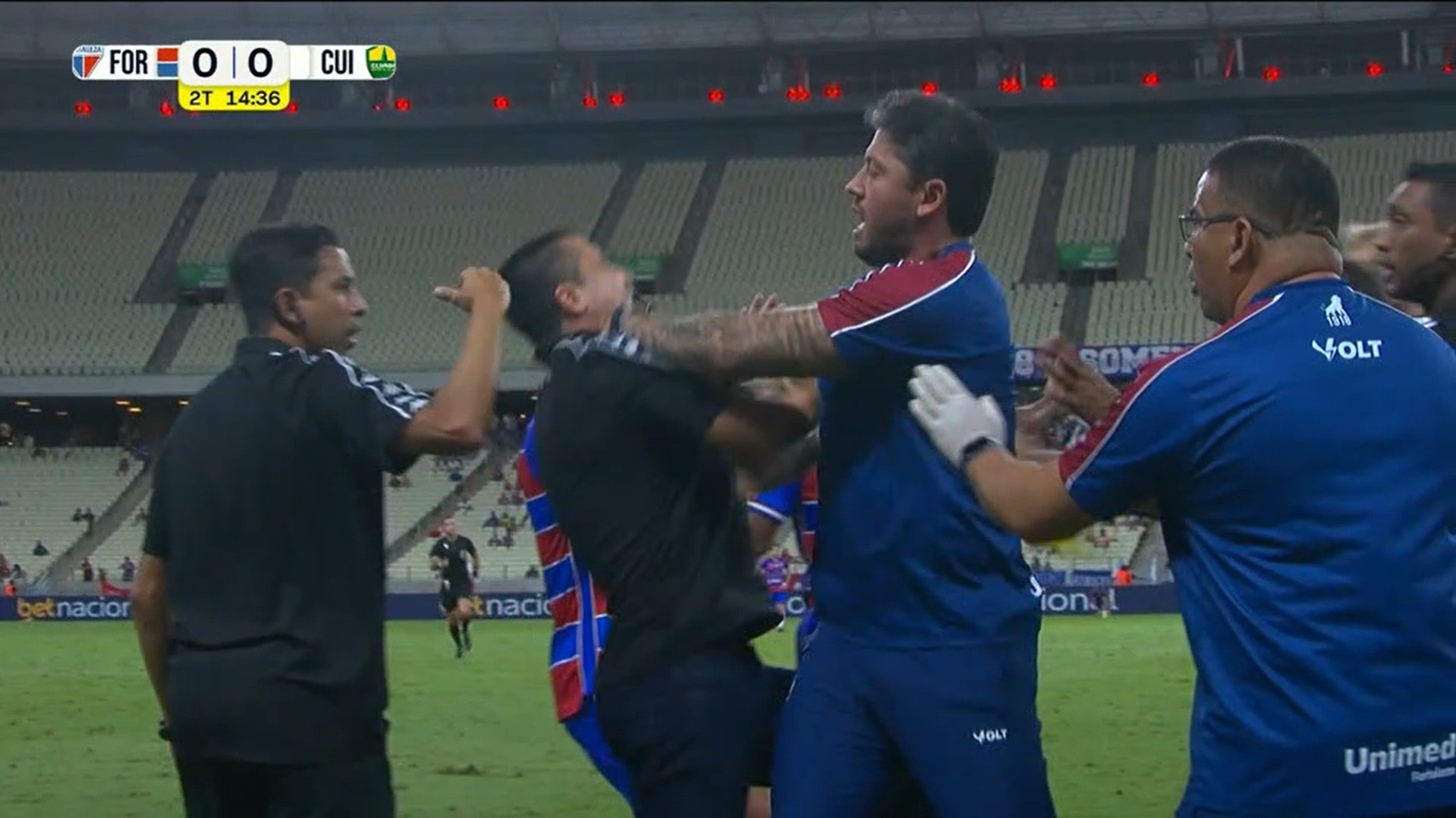 Carpini e Eduardo Barros brigam e são expulsos em Fortaleza x Cuiabá