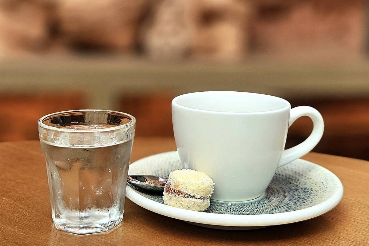 O 'truque' da água com gás: por que ela não limpa seu paladar