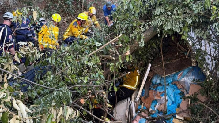 Caminhoneiro fica preso em ferragens por mais de cinco horas em SC