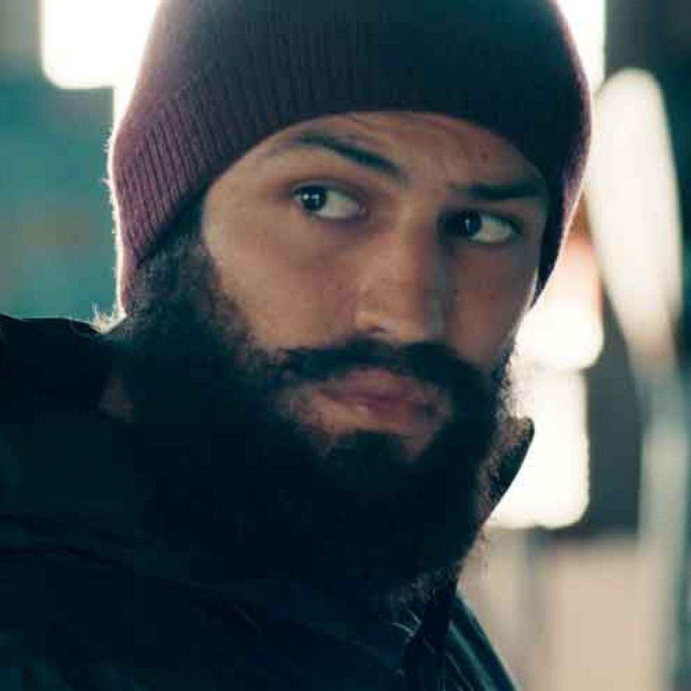 'Barba ensopada de sangue', com Gabriel Leone, estreia nas salas de BH