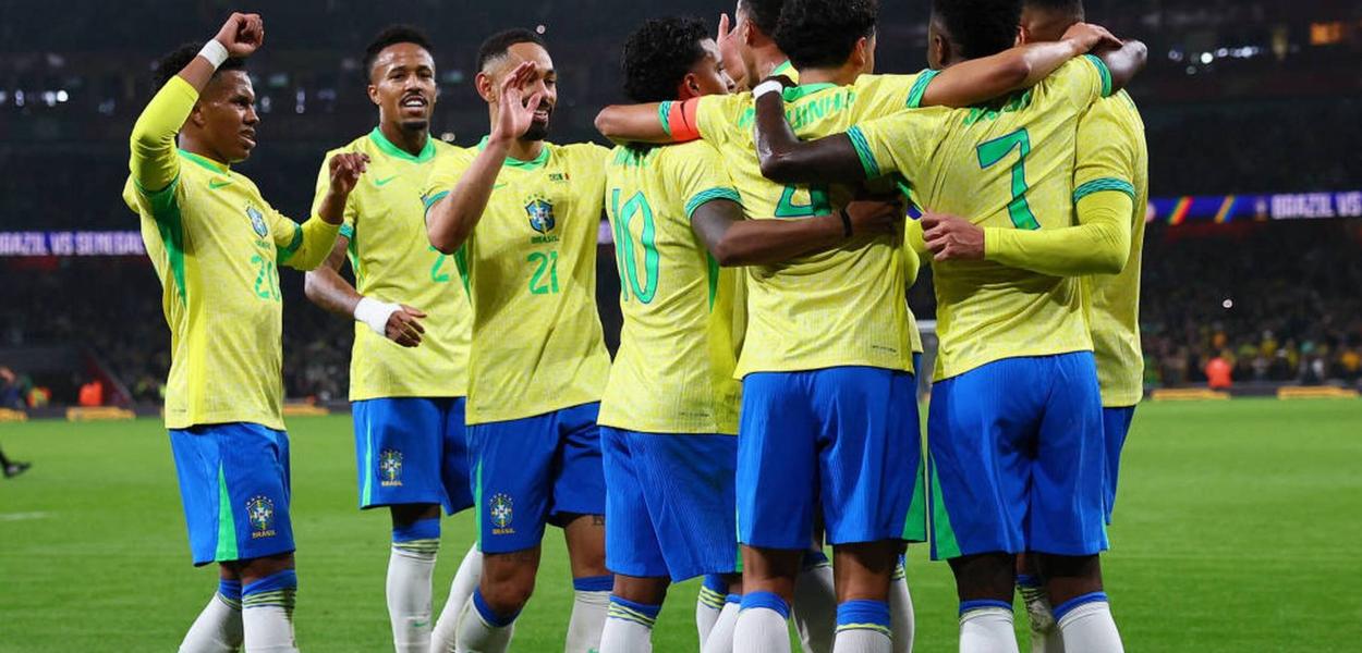 Fifa muda horário de Brasil x Suíça na Copa: jogadores em campo durante jogo.