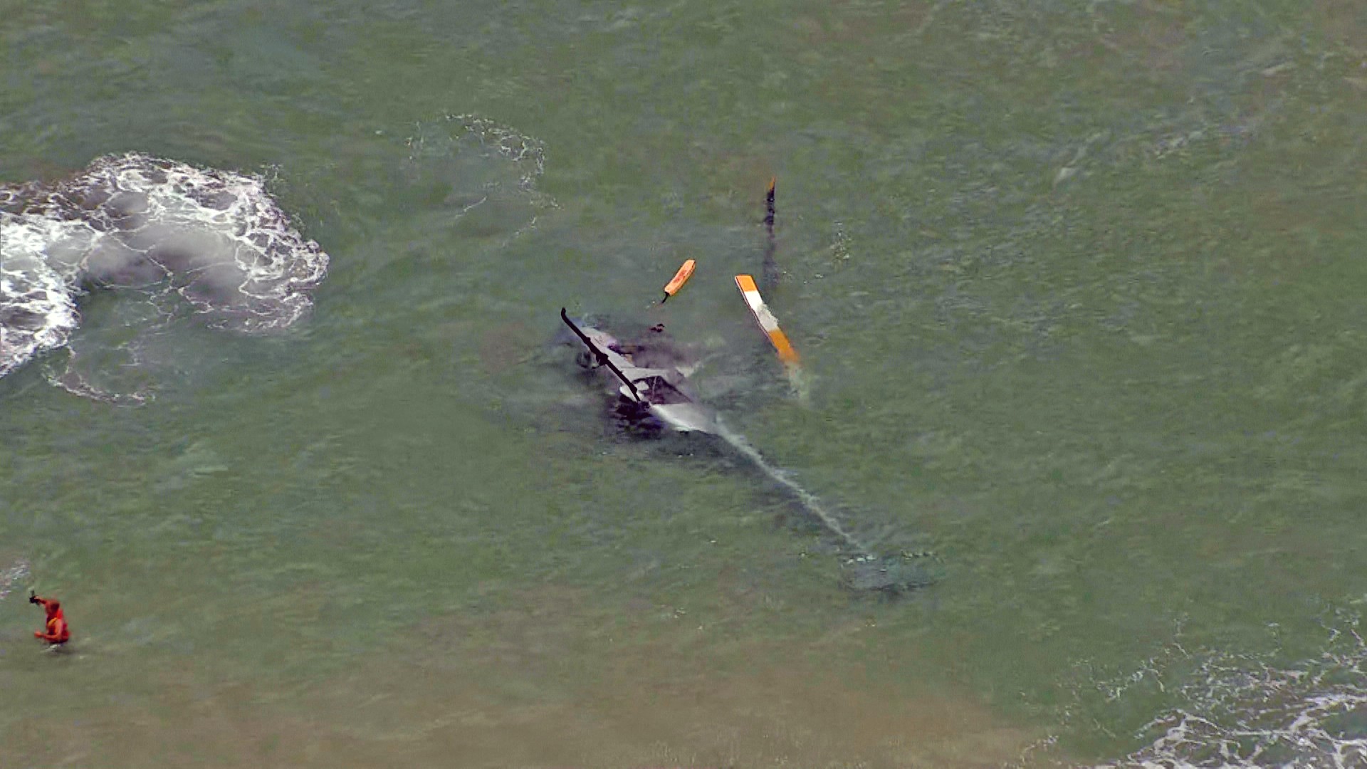 Helicóptero cai no mar da Praia da Barra da Tijuca, Rio