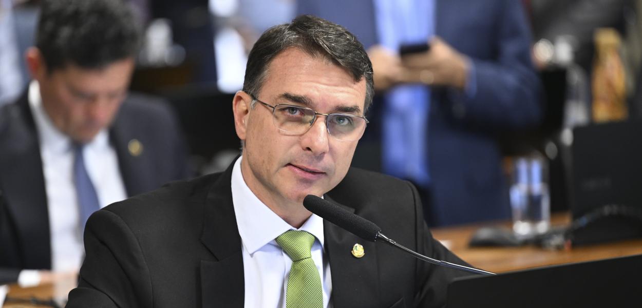 Flávio Bolsonaro em jatinho com família em viagens para Flórida e Rio de Janeiro.