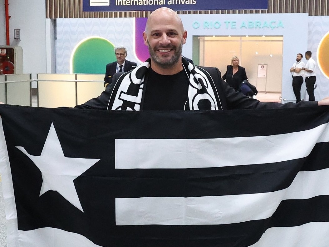 Franclim Carvalho desembarca no Rio para assumir o Botafogo: 'Uma honra estar aqui'