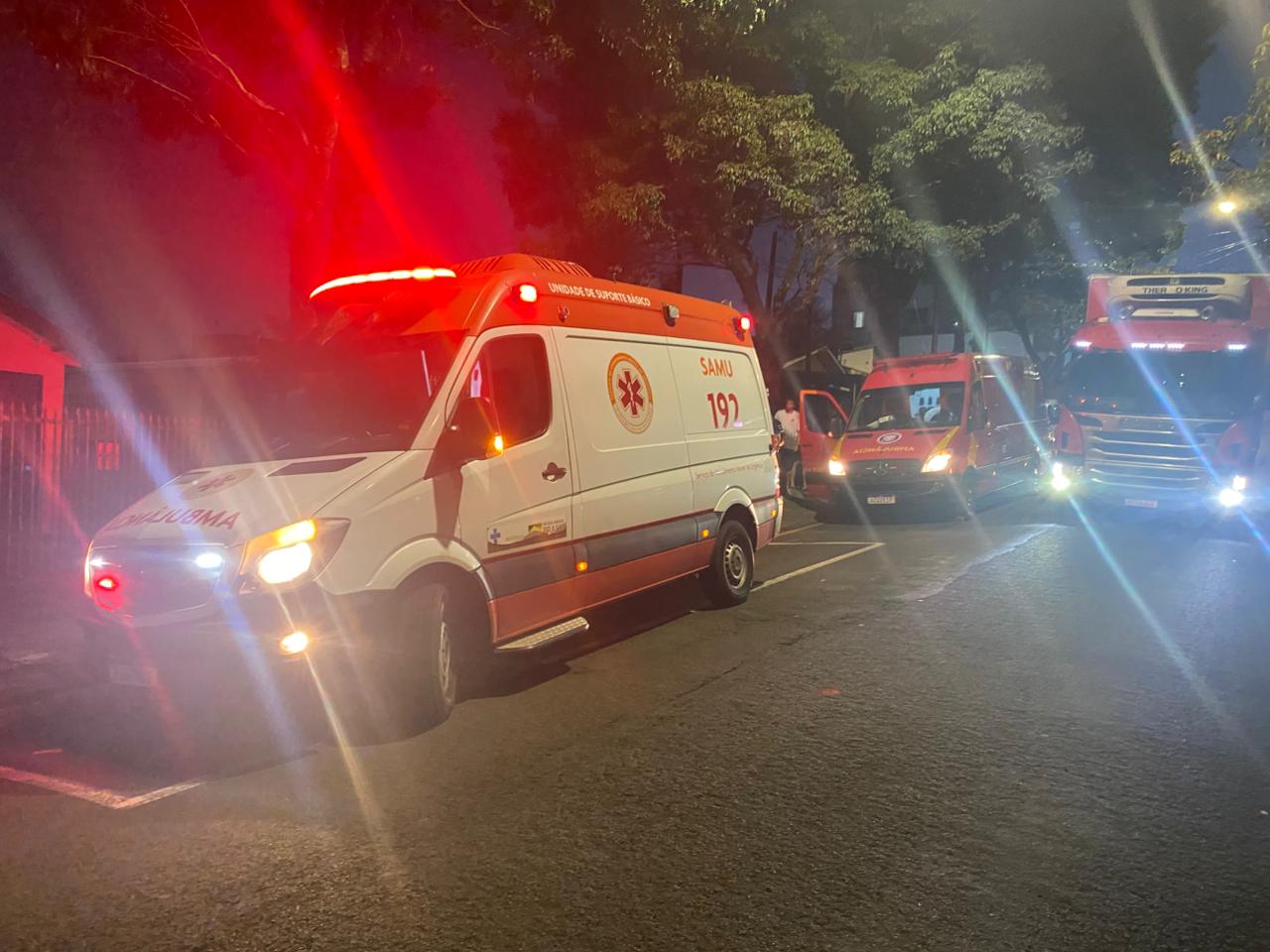 Colisão entre moto e bicicleta deixa três feridos na Avenida Itararé, em Apucarana