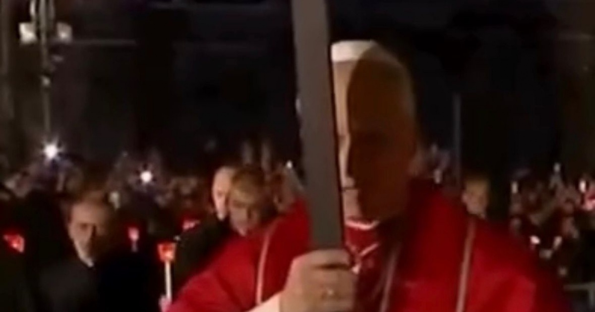 VÍDEO: Papa Leão XIV carrega cruz durante Via Crucis e retoma tradição histórica