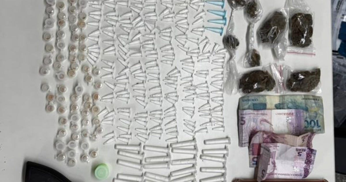 PM prende três suspeitos de tráfico e apreende drogas e arma em Ondina