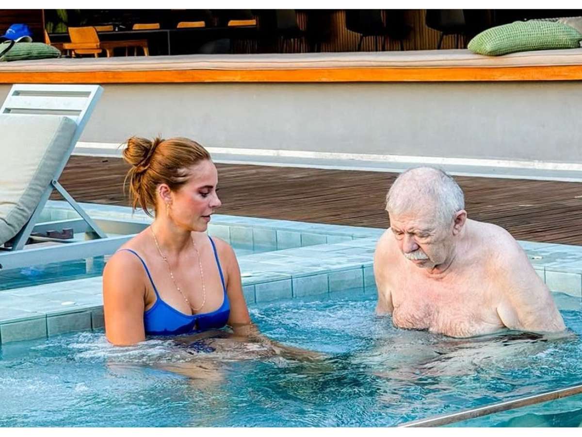 Paolla Oliveira surge com o pai diagnosticado com doença degenerativa e detalhe no corpo da atriz assusta fãs: 'Me explica?'