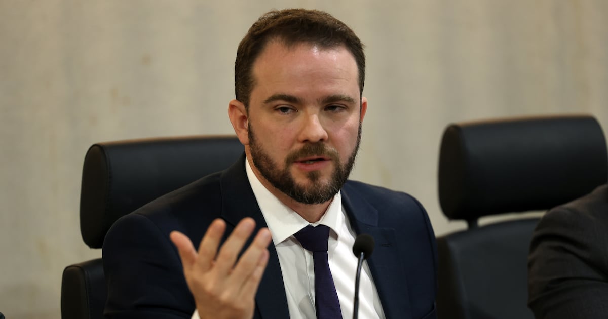 Governo eleva imposto do cigarro para bancar querosene de aviação e biodiesel