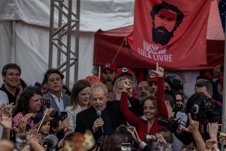 Jornalista lança livro sobre mobilização que libertou Lula da prisão
