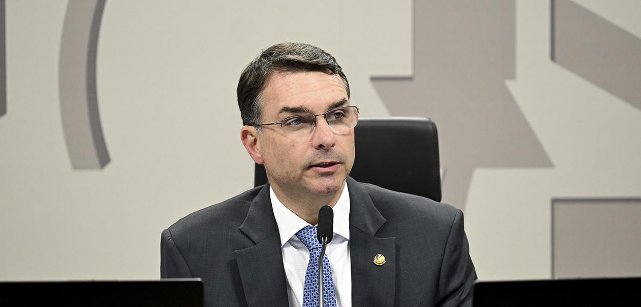 Flávio Bolsonaro processa rede social X e plataforma repudia "assédio judicial"