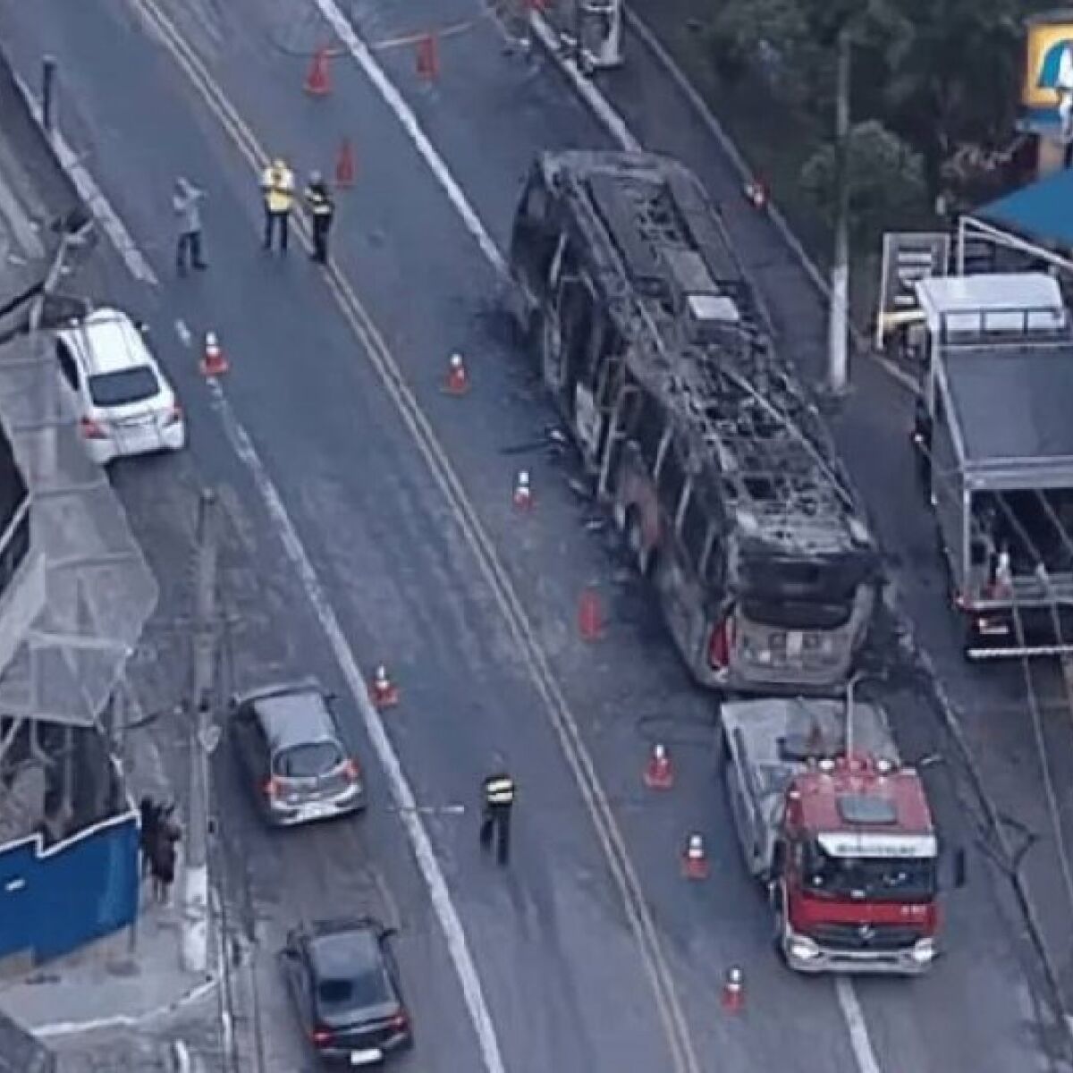 Trolebus destruído por incêndio na zona leste de SP; veja vídeo do veículo carbonizado.