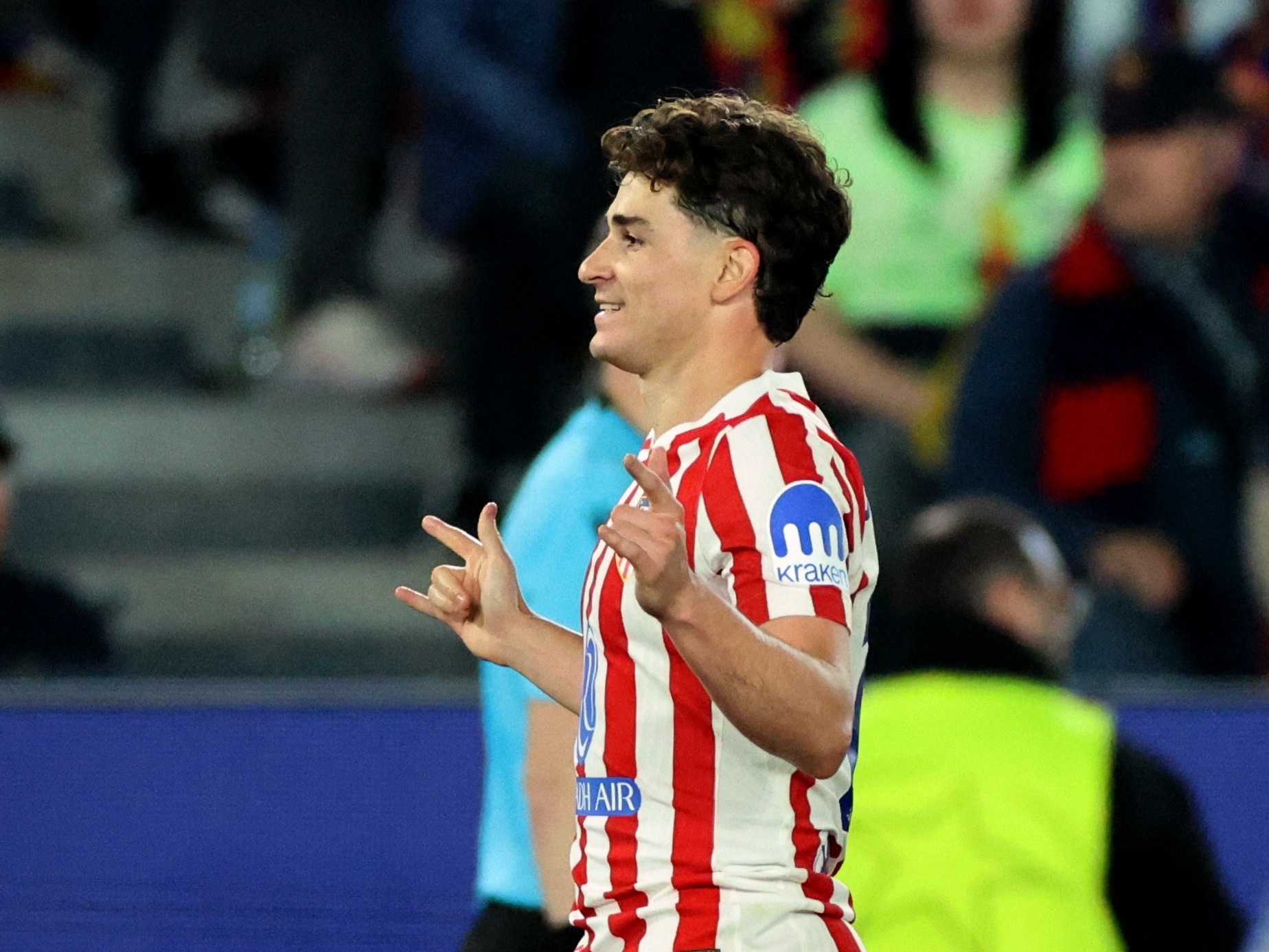 Atlético aguenta pressão do Barcelona e sai em vantagem na Champions