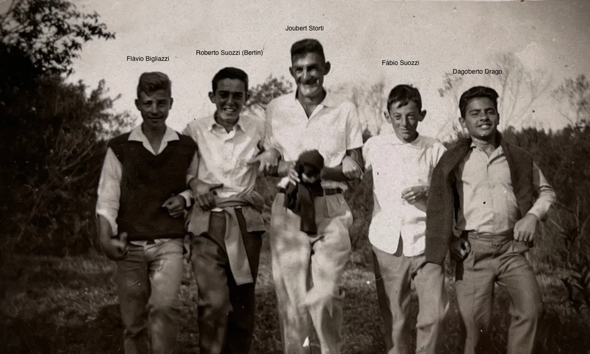 O trem como aventura. Morro Vermelho vira Jaçatuba. Casa Branca tem várzea. Mais à frente, o infinito. Que também se chama Paranapiacaba.