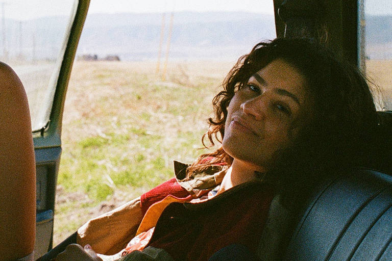 Euphoria: Zendaya e elenco em destaque na 2ª temporada, marcada por polêmicas e amadurecimento dos atores.