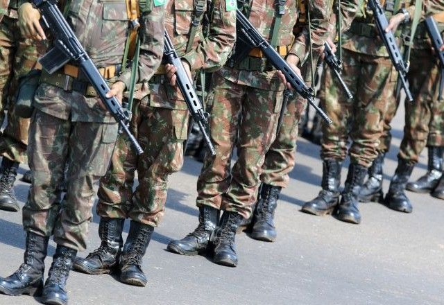 Exército prende militares condenados por golpe após ordem de Moraes