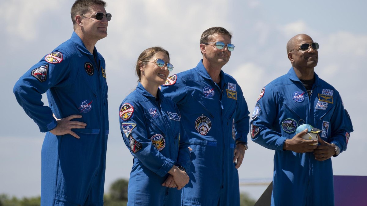 Artemis II: tripulação retorna à Terra após missão lunar histórica.