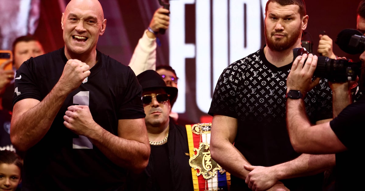 Estádio Tottenham Hotspur lotado para o retorno de Tyson Fury ao boxe, com capacidade para 60 mil espectadores.