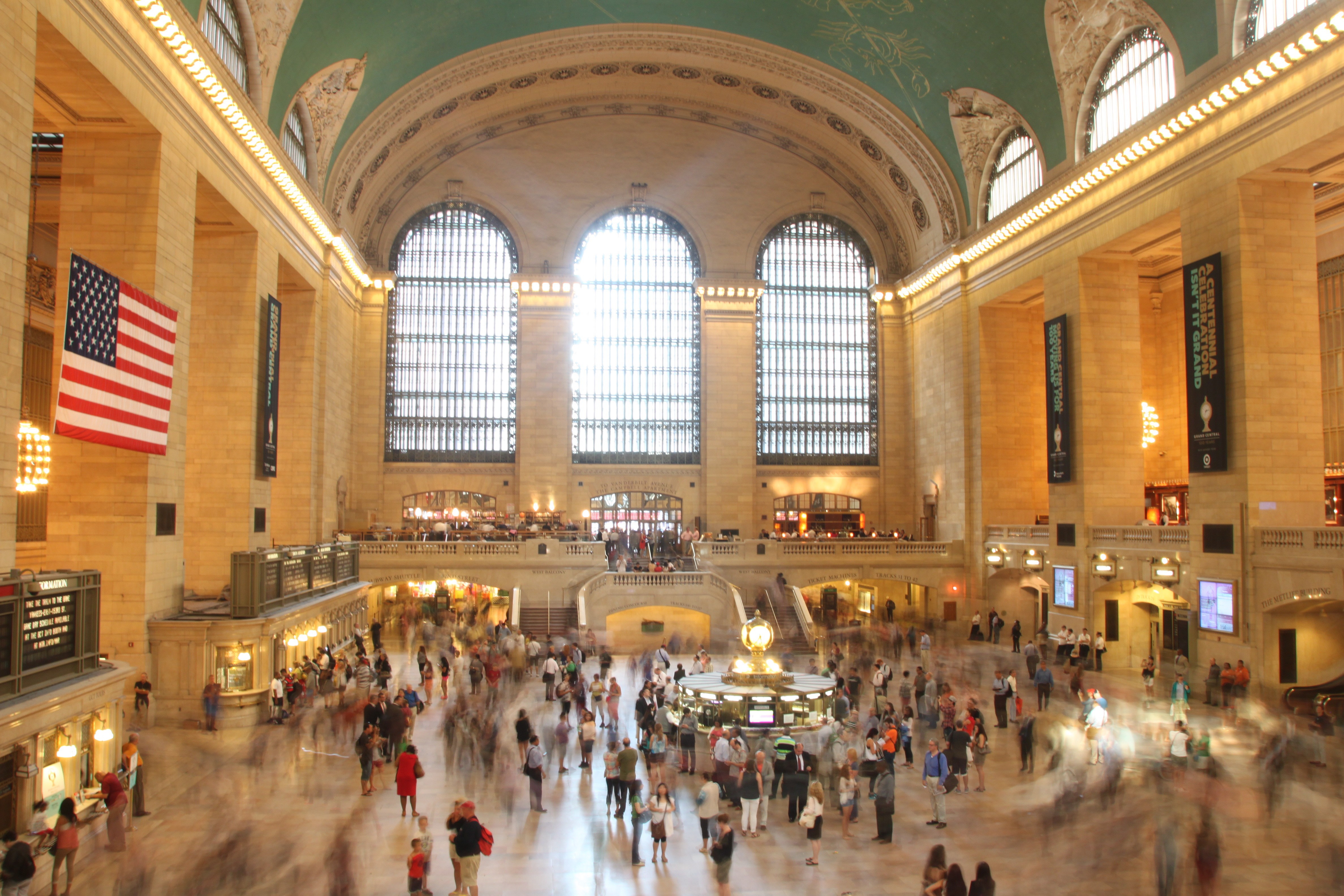 Homem esfaqueia duas pessoas na Grand Central, em Nova York, e é contido pela polícia, que atira nele