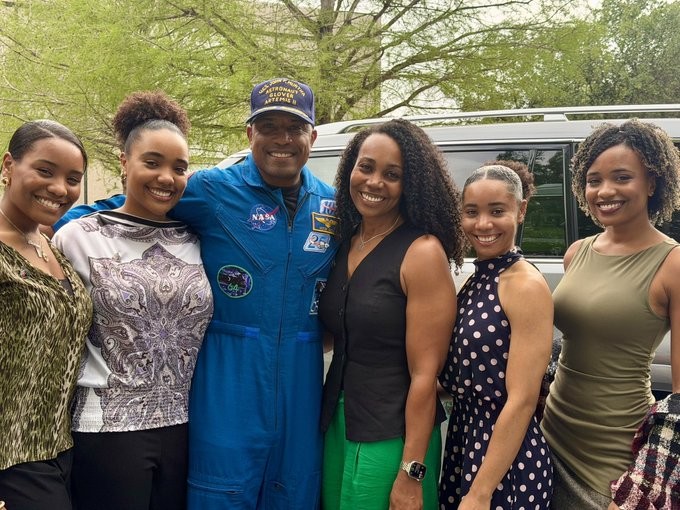 Astronauta Victor Glover celebra retorno da Artemis II e diz: 'Missão cumprida'