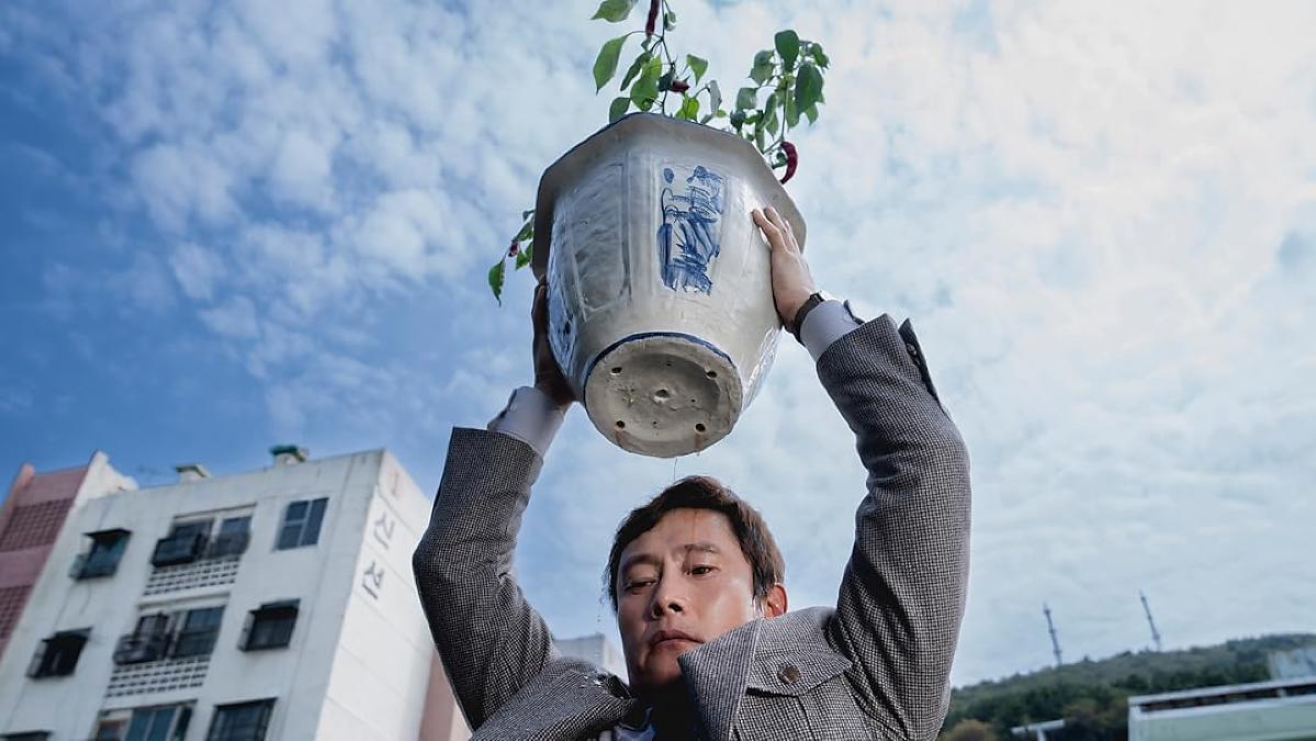 Tela de TV exibindo catálogos de filmes e séries das plataformas de streaming