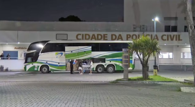 Ônibus transportando canetas emagrecedoras e anabolizantes é interceptado pela polícia